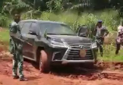 Confusion as Obaseki’s SUV gets stuck in mud – The News Confusion as Obaseki’s SUV gets stuck in mud – The News