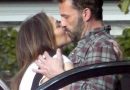 Jennifer Lopez and Ben Affleck Were Photographed Making Out Two Days in a Row