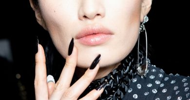 Here’s How to Get a Perfect Black Manicure